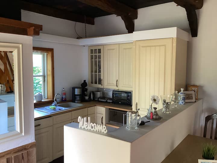 Voll ausgestattete moderne Küche