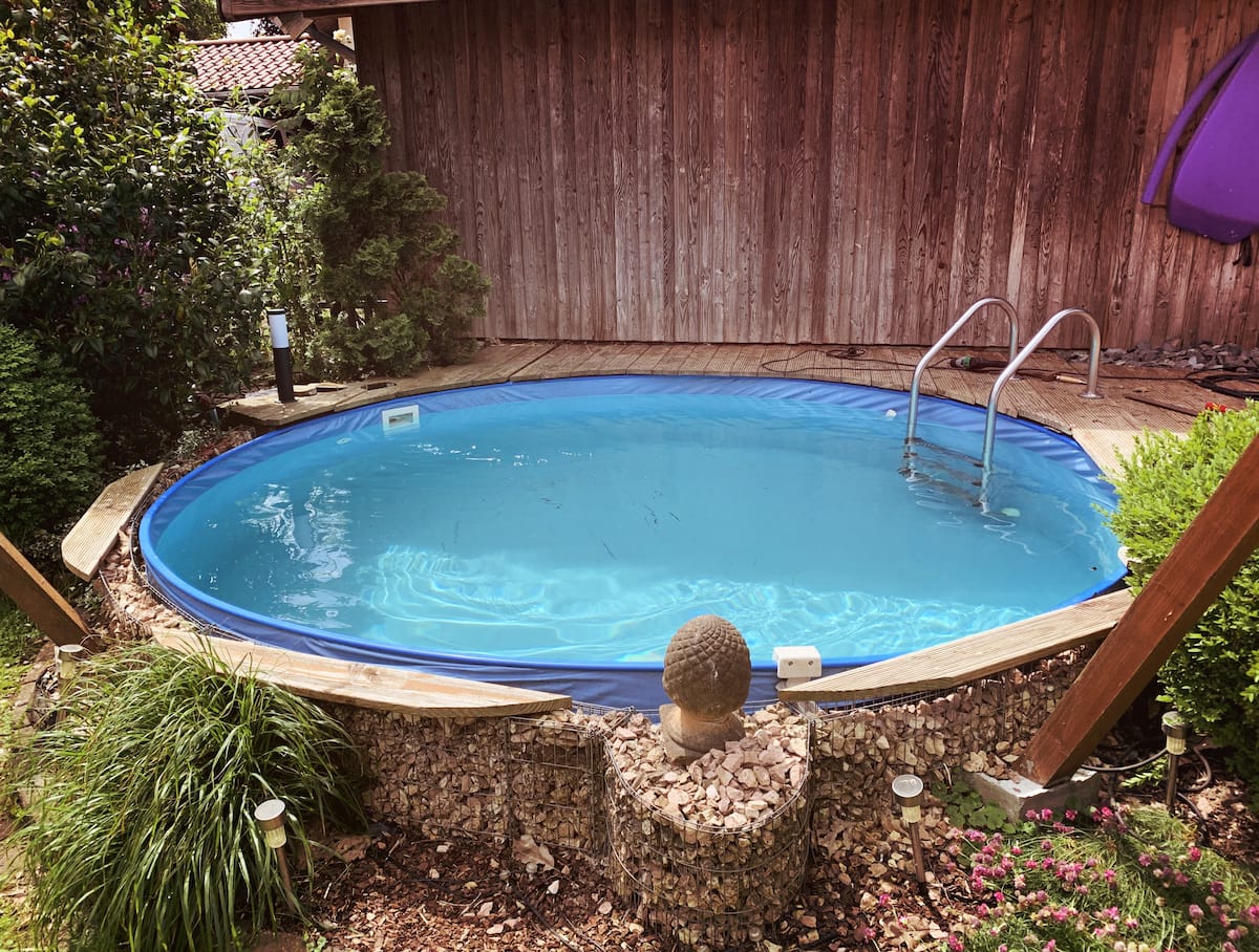 Runder Pool im Garten