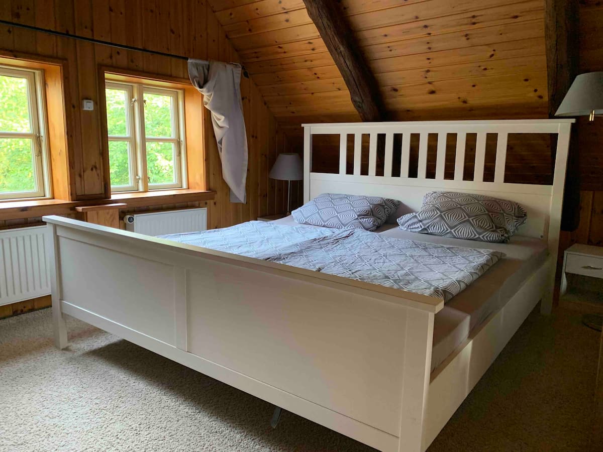 Schlafzimmer mit Holzbalken