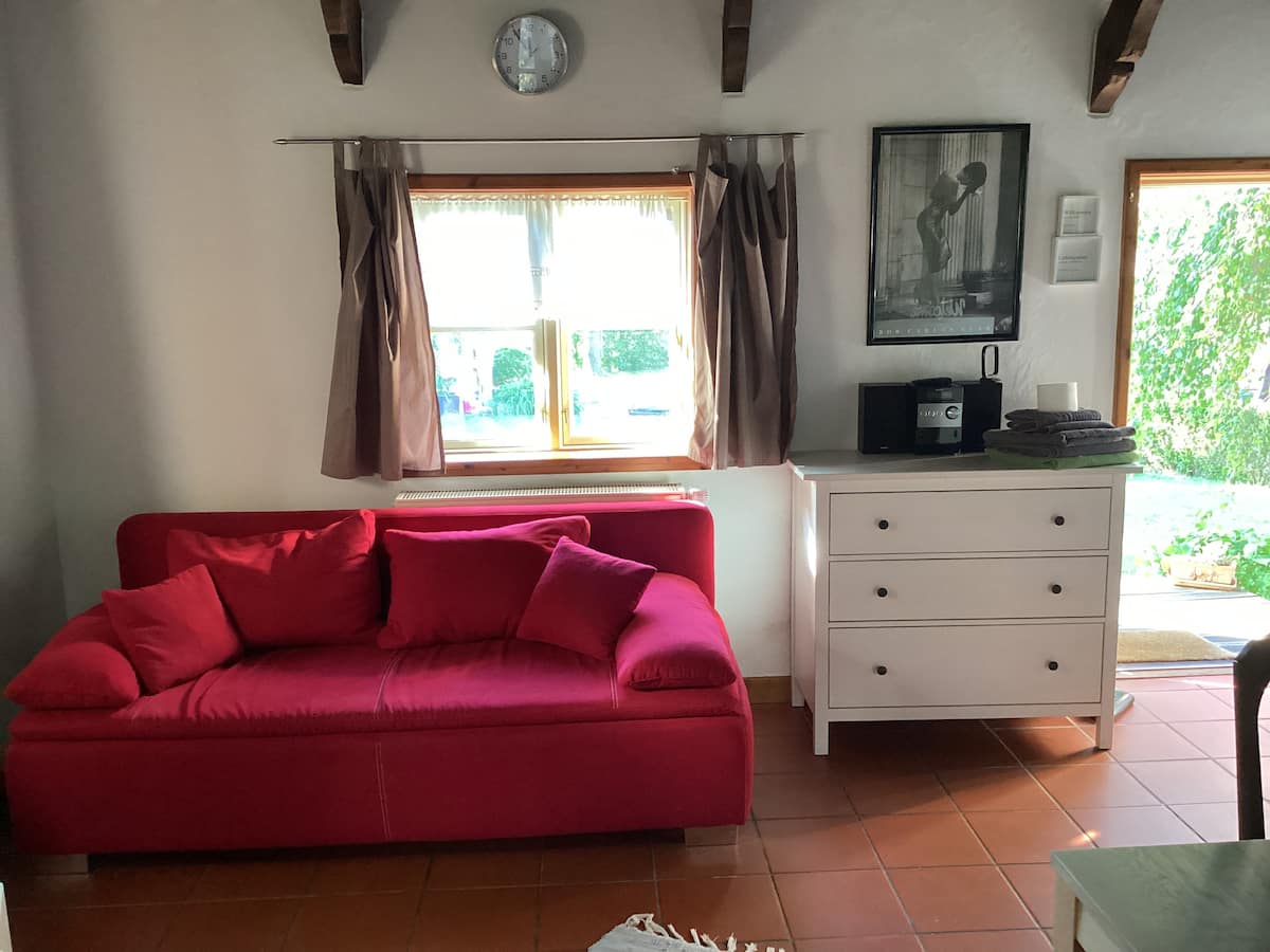 Gemütliches Wohnzimmer mit rotem Sofa